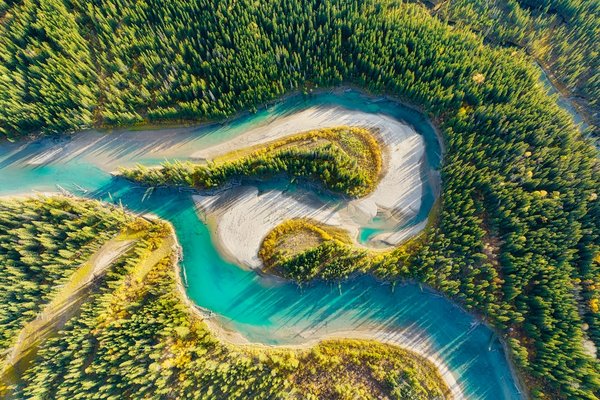 Titre suggéré : "Les opportunités de carrière en terre canadienne : pourquoi travailler au Canada est une solution prometteuse ?